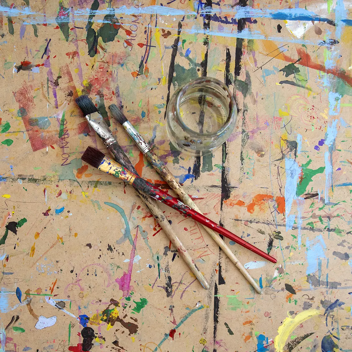 Basteltisch mit Pinsel