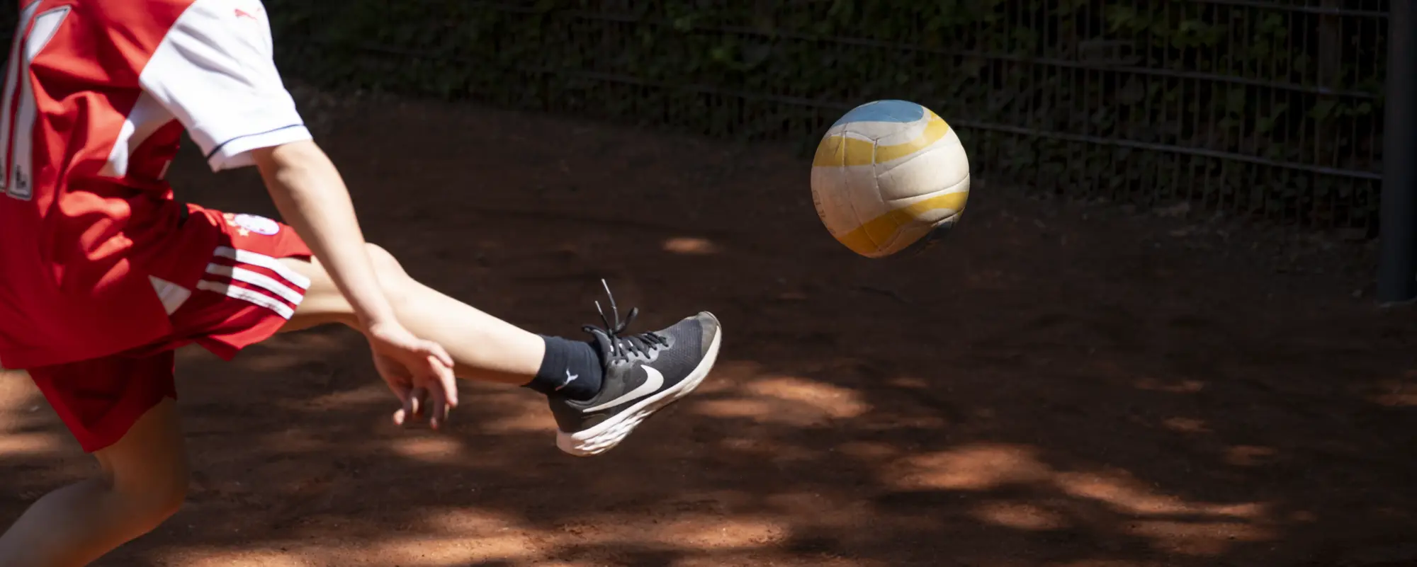 Kinder beim fußballspielen
