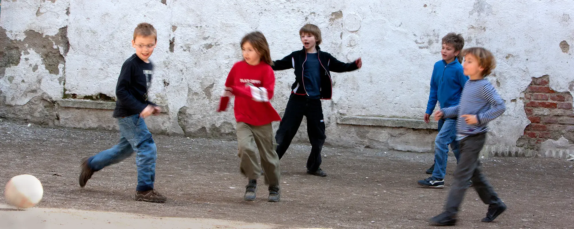 Kleine Jungs spielen Fußball