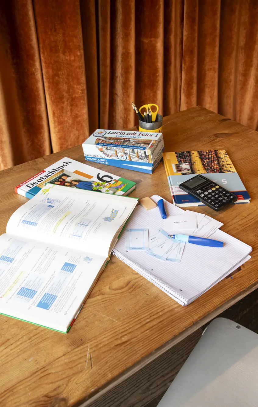 Schulbücher auf Schreibtisch