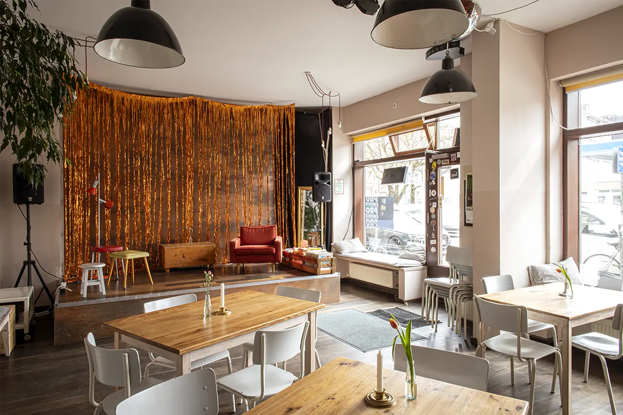 Innenraum Kapuzinerstraße 37, Tische und Bühne